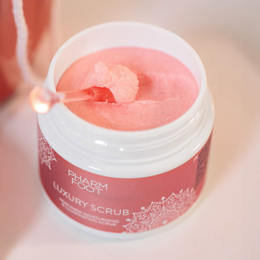 Парфюмированный увлажняющий и осветляющий скраб PHARM FOOT Luxury Scrub 200 г - Фото №3