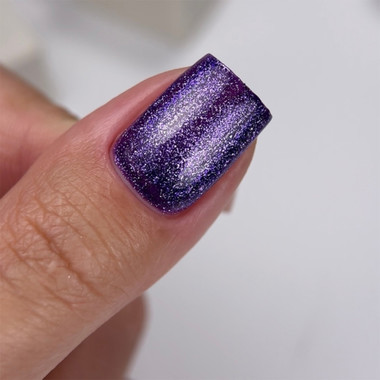 Гель-лак NAILSOFTHEDAY Cat Eye Gel Polish 04 насыщенный фиолетовый 6 мл - Фото №3