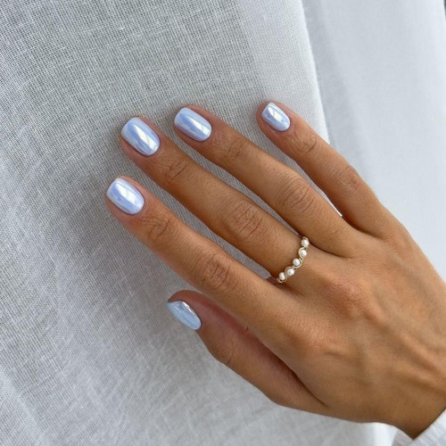 Голубой жемчужный маникюр